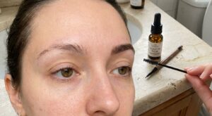 Si vos sourcils se sont affinés, stoppez tout de suite : ces 4 gestes faciles peuvent les rendre bluffamment plus fournis