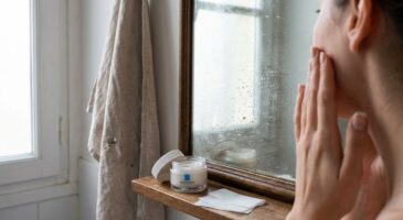 Voici ce geste du matin qui révèle enfin votre type de peau (et pourquoi vous vous trompez sûrement depuis des années)