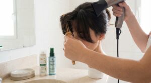 Vous ne supportez plus cette mèche sur votre front : 3 gestes d’un coiffeur star évitent l’erreur qui plombe le visage