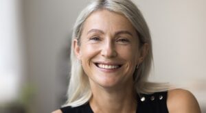 Après 50 ans : ce chirurgien déconseille ces actes de médecine esthétique si vous voulez garder un visage naturel