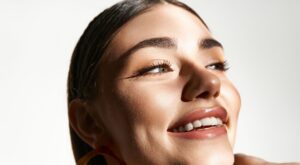 Fond de teint Haus Labs : le secret caché derrière son fini ultra-lumineux enfin révélé