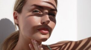 Noté excellent sur Yuka : ce sérum Novexpert au complexe de Vitamine C ultra-puissant promet plus d&rsquo;éclat, une peau lisse et des rides floutées (parfait pour l&rsquo;été !)