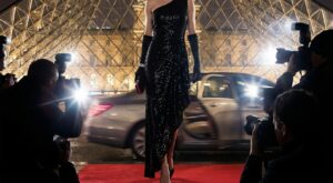 À 62 ans, Philippine Leroy-Beaulieu choque la Fashion Week de Paris avec cette coupe courte que les femmes de 50 réclament déjà