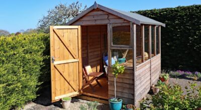 Mais pourquoi les abris de jardin de 4,99m² s&rsquo;arrachent en magasin cette année ? La raison est surprenante