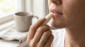 Après 40 ans, ces rides autour de la bouche trahissent tout : ce soin repulpant anti-âge promet de les lisser sans injection