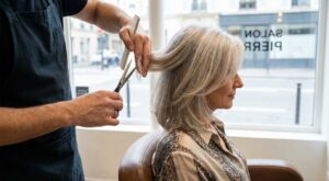 Après 50 ans, ce geste d’un coiffeur de stars change tout pour les cheveux matures (et efface instantanément l’effet casque)