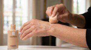 Après 50 ans, ce secret teint des maquilleurs de Monica Bellucci est à adopter vite : ces 3 produits lissent les rides