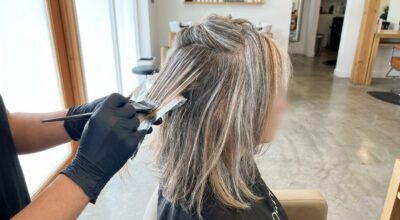 Après 50 ans, ni mèches ni couleur classique : ce coup d’éclat pour les cheveux efface les racines blanches et fait fondre la note