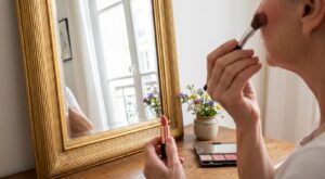 Après 60 ans, ces 7 gestes maquillage font paraître plusieurs années de moins (et corrigent une erreur que tout le monde fait)
