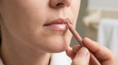 Avant de penser aux injections, ces 3 gestes d’une experte avec ce produit rendent les lèvres pulpeuses et bluffent les pros