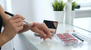 Bella Hadid devient le visage de Prada Beauty : ce produit teint multi-usage pourrait changer votre façon de vous maquiller