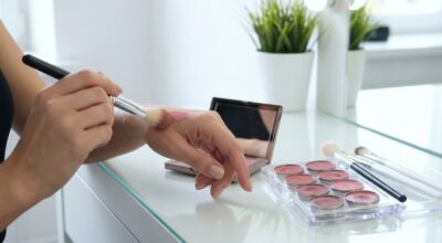 Bella Hadid devient le visage de Prada Beauty : ce produit teint multi-usage pourrait changer votre façon de vous maquiller