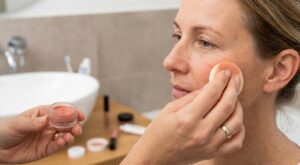 Blush crème : cette façon d’utiliser cet accessoire courant alourdit le visage après 40 ans (presque tout le monde la fait)