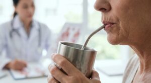 Ce gadget anti-âge TikTok pour les lèvres affole les réseaux : ce que les dermatos veulent que vous sachiez avant de l’acheter