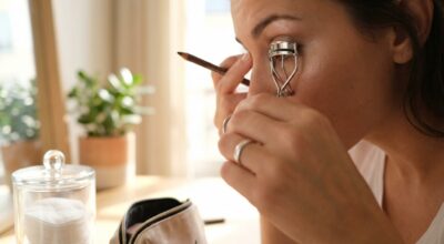 Ce geste maquillage que les femmes après 40 ans zappent lifte le regard en 2 minutes (et ces 4 autres font la différence)