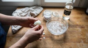 Ce geste simple en cuisine pour éplucher sans effort ce basique des salades (et ne plus jamais massacrer le blanc à la coquille)