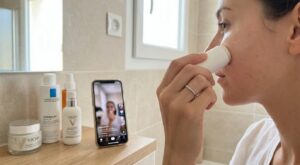 Ce geste soin visage viral sur TikTok affole les pharmacies : ce petit bâton skincare que tout le monde s’arrache déjà