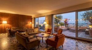 Ce logement de 120 m2 avec extérieur des années 70 cache une métamorphose folle (et pourrait vous faire aimer le style seventies)