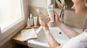 Ce nettoyant visage que tout le monde utilise encore détruit votre barrière cutanée (et il ne convient pas à ce type de peau)