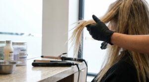 Ce que le coiffeur de Kim Kardashian voit chaque jour : ces gestes banals qui font chuter vos cheveux sans que vous le sachiez