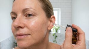 Teint terne, effet plâtre : Ce sérum teinté à moins de 15€ remplace les fonds de teint de luxe sans marquer les rides