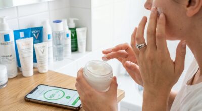 Ce soin anti-âge de pharmacie noté 100/100 sur Yuka offre un effet lifting dès la 1re utilisation (et il disparaît des rayons)