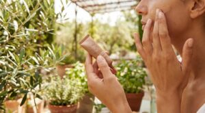 Ce soin teinté hydratant SPF50 Yves Rocher unifie, illumine et remplace 3 produits : celles qui l’ont testé ne s’en passent plus