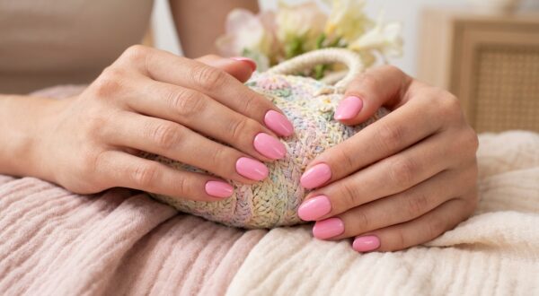 Ce vernis adoré par Selena Gomez va vous faire oublier vos ongles sombres dès le printemps qui arrive pour de bon