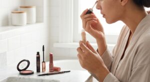 Ces 10 gestes beauté effacent les cernes et le teint terne après une nuit trop courte (et vous évitent l’air épuisé au travail)