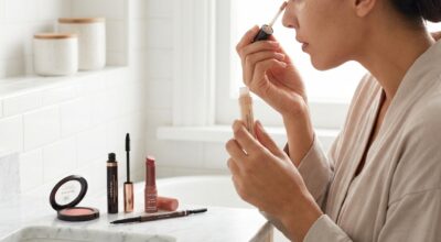 Ces 10 gestes beauté effacent les cernes et le teint terne après une nuit trop courte (et vous évitent l’air épuisé au travail)