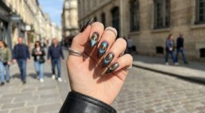 Ces ongles effet dragon s&rsquo;imposent comme la tendance manucure du printemps 2026 (et si vous ne les avez pas, vous ratez tout)