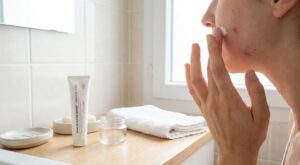 « C&rsquo;est magique » : ce soin La Roche-Posay à moins de 10 € fait disparaître ces taches d&rsquo;acné en une seule nuit