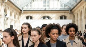 Cet accessoire cheveux des années 90 vu au défilé Miu Miu revient en force ce printemps (et va tout changer à vos coiffures)