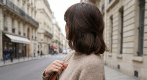 Cette coiffure French girl 2026 affole podiums et réseaux : le détail discret qui la rend ultra chic et vraiment sans effort
