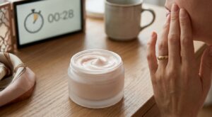 Cette nouveauté Charlotte Tilbury promet de lisser la peau en 28 secondes : pourquoi tant de femmes parlent de «lifting en pot» ?