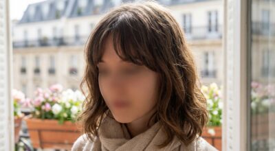 Cette nouvelle frange du printemps affine le visage et sculpte les pommettes sans couper vos longueurs (les coiffeurs l’adorent)