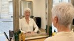 Cheveux blancs après 60 ans : cette longueur de coupe efface instantanément 10 ans sur le visage (mais peu de femmes l’osent)