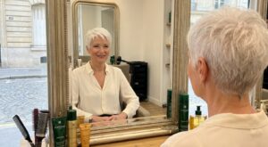 Cheveux blancs après 60 ans : cette longueur de coupe efface instantanément 10 ans sur le visage (mais peu de femmes l’osent)