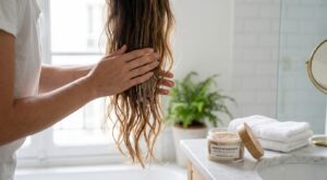 Cheveux secs, fourches en série : ce soin capillaire discret m’a évité la coupe radicale que mon coiffeur voulait faire