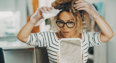 Coloration cheveux : Cette erreur fatale que l&rsquo;on fait toutes en choisissant notre coloration maison vieillit le visage de 10 ans