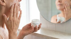 Comme après un lifting : cette crème hydratante anti-âge promet de lisser les rides du visage sans passer par la case chirurgie