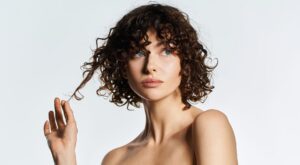 Le bob, c&rsquo;est fini : cette nouvelle coupe courte promet des cheveux cool sans efforts (vous allez gagner des heures de brushing !)