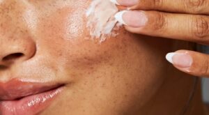 Vendue en pharmacie : cette crème pour peaux irritées ne me quitte plus depuis 10 ans, la vraie raison pourrait vous surprendre