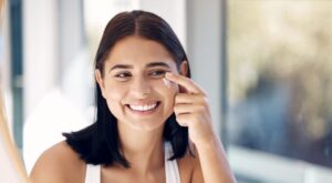 Crème solaire ou primer en premier pour un maquillage qui tient ? Un pro TikTok révèle l’ordre à respecter (et c&rsquo;est magique !)