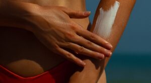 Solaires Laboratoires de Biarritz : avis, efficacité et tolérance peau sensible, tout ce qu’il faut savoir sur ces indispensables de l&rsquo;été 2026