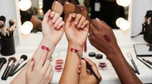 Fashion Week 2026 : ce make-up bouche ultra brillant, vu sur tous les défilés, va sublimer toutes les carnations sans effort