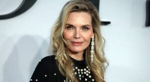 « 70 ans est le nouveau 40 » : À 67 ans, Michelle Pfeiffer enflamme les réseaux après son apparition à la Fashion Week de Paris