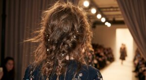 Fashion Week : cette coiffure Chloé promet un volume ondulé XXL en 10 min, et vos cheveux risquent de ne plus s&rsquo;en remettre
