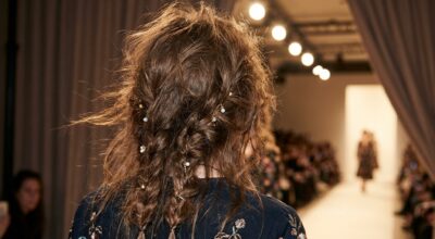 Fashion Week : cette coiffure Chloé promet un volume ondulé XXL en 10 min, et vos cheveux risquent de ne plus s&rsquo;en remettre
