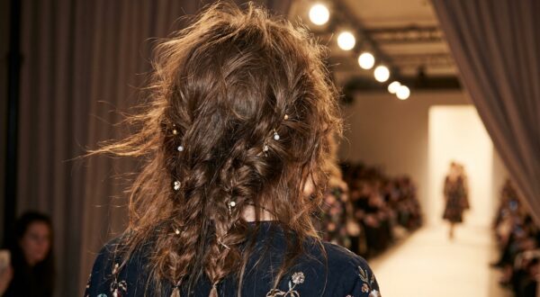 Fashion Week : cette coiffure Chloé promet un volume ondulé XXL en 10 min, et vos cheveux risquent de ne plus s&rsquo;en remettre